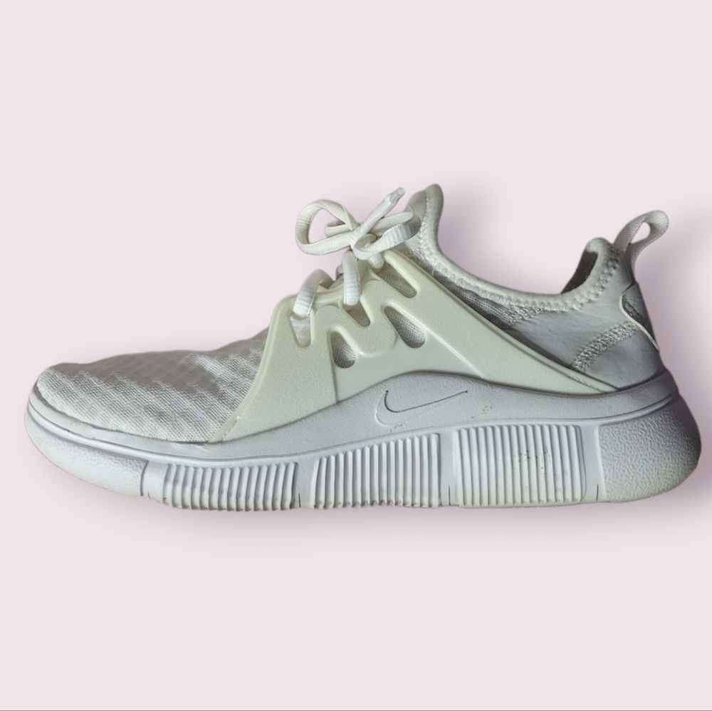 White nike sneakers